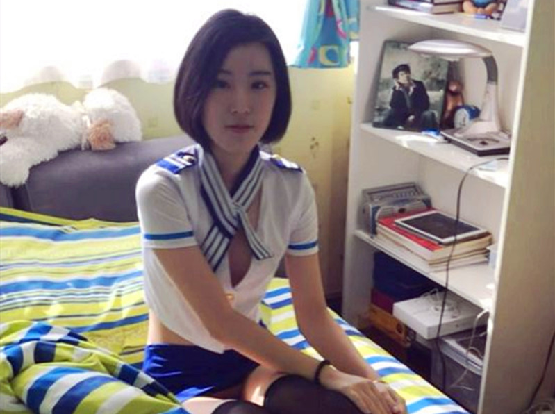 学院派女神级气质短发美女背着闺蜜出租屋穿着性感情趣服勾引他男友,这姿色就算不勾引有机会男的也会干她